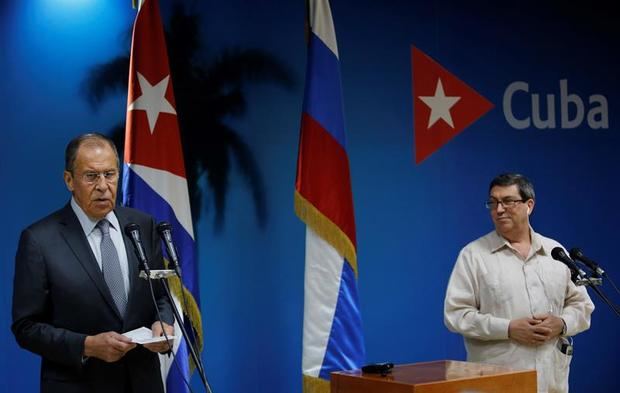 El ministro de Relaciones Exteriores de Rusia, Serguei Victorovich Lavrov (i), y su homólogo cubano, Bruno Rodríguez Parrilla (d), durante una conferencia conjunta para la prensa, este miércoles en La Habana (Cuba). 