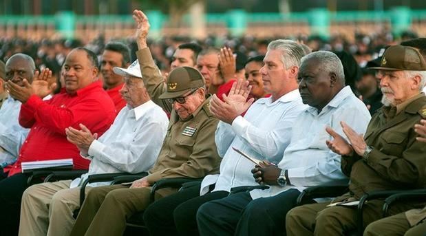 Fotografía cedida por el sitio oficial Cubadebate que muestra al primer secretario del Comité Central del Partido Comunista de Cuba, Raúl Castro Ruz (4-d), y el presidente de Cuba, Miguel Díaz-Canel Bermúdez (3-d), mientras encabezan un acto por el Día de la Rebeldía Nacional, este viernes en La Habana (Cuba). 