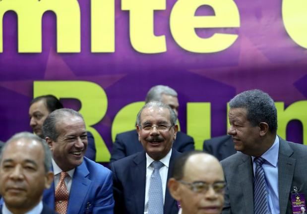 El presidente Danilo Medina (c) conversa con el expresidente Leonel Fernández (d) y Reinaldo Pared Pérez (i) miembros del Comité Central del Partido de la Liberación Dominicana (PLD) que se reúnen este sábado en Santo Domingo (República Dominicana), para elegir los precandidatos a presidente en las elecciones primarias del próximo 6 de octubre. 