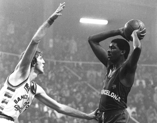 Foto de archivo tomada el 15/12/1983 del exbaloncestista hispano-dominicano Cándido Antonio 'Chicho' Sibilio (d) ue ha fallecido a los 60 años.