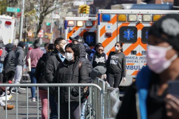 Según datos de este sábado, en las últimas 24 horas han muerto más de 200 personas por el coronavirus en Nueva York, que acumula cerca de la mitad del total de positivos del país, y donde se espera que el 'pico' de la pandemia no llegue hasta dentro de dos o tres semanas. 
