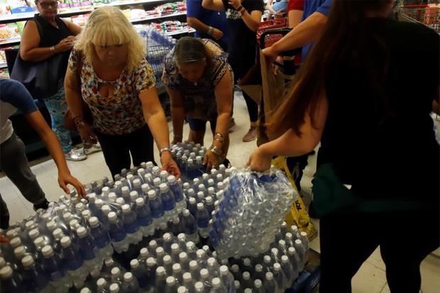 Ciudadanos se abastecen de elementos de primera necesidad, agua principalmente, en un supermercado este lunes, tras declararse la emergencia por el paso de la tormenta Dorian, en Yauco, sur de Puerto Rico. 
