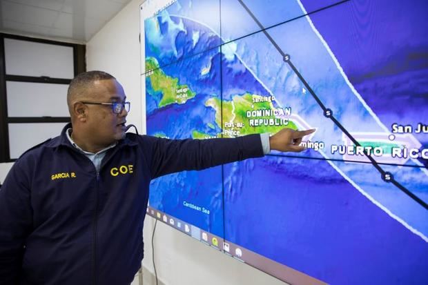 Un funcionario del Centro de Operaciones de Emergencias (COE) da seguimiento a la alerta de huracán en el este del país por la tormenta tropical Dorian, que ha entrado en el Caribe y se espera que llegue entre el miércoles y jueves a la isla de La Española, según informó este martes en Santo Domingo. 