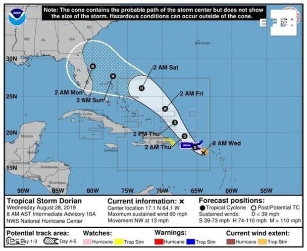 Fotografía cedida este miércoles por el Centro Nacional de Huracanes (NHC) donde se muestra el pronóstico de 5 días de la tormenta tropical Dorian durante su paso por el Caribe. 