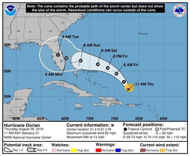 Fotografía cedida este jueves por el Centro Nacional de Huracanes (NHC) donde se muestra el pronóstico para 5 días del huracán Dorian durante su paso rumbo a las costas de la Florida (EE.UU.). 