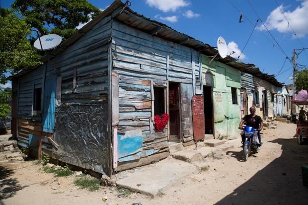 Vista este sábado de las casas de madera y zinc que fueron construidas como refugio provisional en Los Alcarrizos, Santo Domingo (República Dominicana), tras el paso del huracán David, que hace exactamente 40 años tocó tierra como un poderoso huracán de categoría 5. 