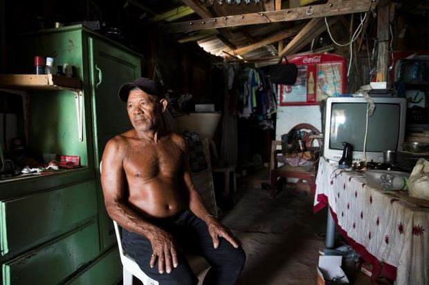  Esta barriada se levantó en Los Alcarrizos, municipio vecino a Santo Domingo, para dar cobijo a los damnificados por el huracán David, y desde entonces estas viviendas precarias se convirtieron en el alojamiento permanente de estas familias, que viven en extrema pobreza