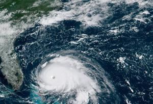 El "catastrófico" Dorian encara Bahamas como huracán de categoría 5