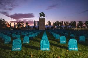Un cementerio de mochilas escolares para recordar a niños muertos en guerras
