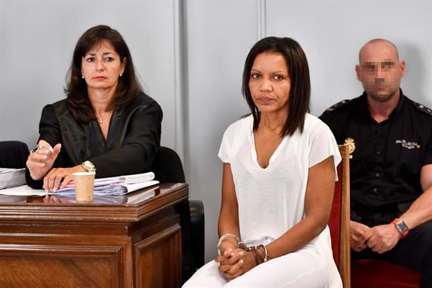 Ana Julia Quezada (c), autora confesa de la muerte de Gabriel Cruz, al comienzo de la vista en la Audiencia de Almería.