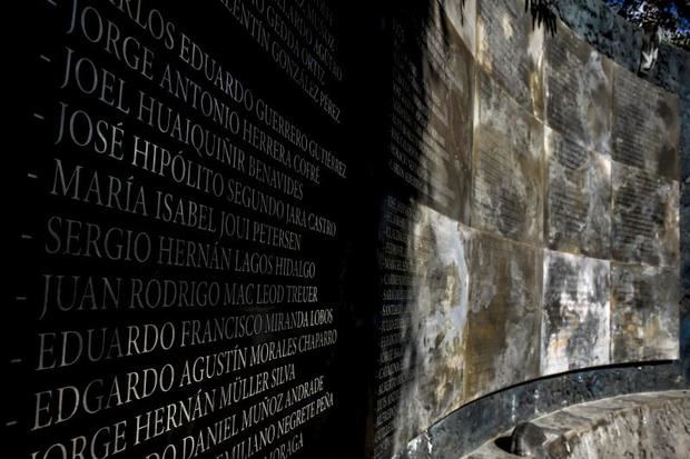 Miles de velas fueron encendidas este miércoles al atardecer en las inmediaciones del estadio Nacional, en Santiago, en recuerdo a las víctimas de la dictadura de Augusto Pinochet que fueron detenidas, torturadas y desaparecidas en el interior del que fue el mayor campo de concentración del país.