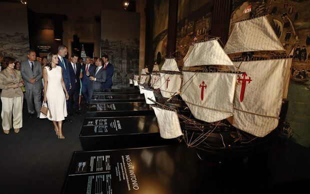 Los reyes, acompañados por la vicepresidenta del Gobierno en funciones, Carmen Calvo, en el Archivo de Indias en Sevilla.