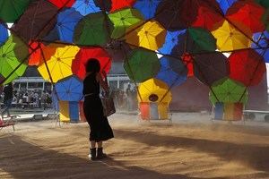 Una mujer fue registrada este miércoles al recorrer la instalación artística 'Solaroca do OPAVIVARÁ, durante la apertura de ArtRío, la mayor plataforma de valorización del arte brasileño, en Río de Janeiro, Brasil.