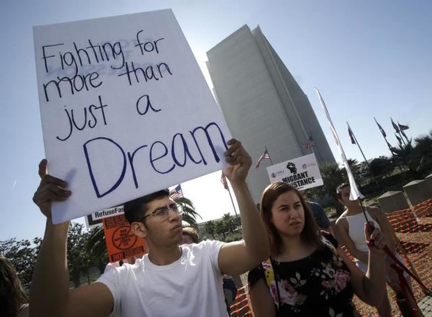 DACA, promulgado por el expresidente Barack Obama (2009-2017), evitó la deportación de unas 800.000 personas que llegaron a Estados Unidos siendo niños, pero la Administración de Donald Trump consideró que la medida excedía las atribuciones del poder Ejecutivo. 