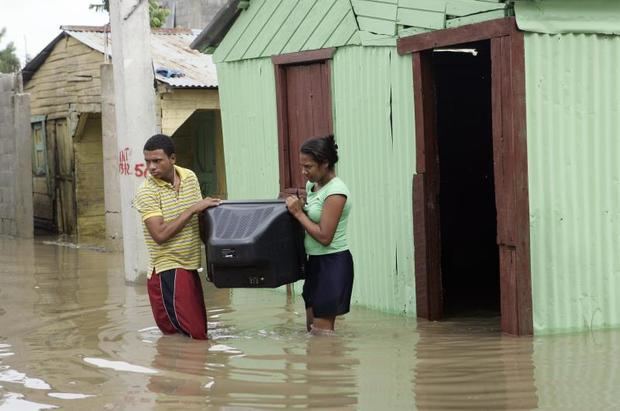 La crecida de los ríos Bretón, La Colora y El Colorado dejó incomunicadas a las comunidades Los Arroyos y Arroyo al Medio en la provincia de Barahona, en el suroeste. 