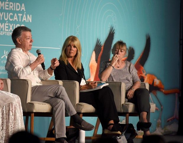 El expresidente de Colombia Juan Manuel Santos (i), acompañado de la presidenta de la Fundación Capitán Planeta, Laura Seydel (c), y de la estadounidense Premio Nobel de la Paz (1997), Jody Williams (d), durante su participación este viernes, en el foro 'Cambio Climático', en el marco de la XVII Cumbre Mundial de los Premios Nobel de la Paz en Mérida, estado de Yucatán, México. 