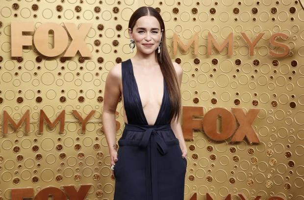 Las estrellas de "Game of Thrones" reinan en la alfombra morada de los Emmy