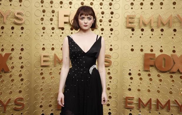 Las estrellas de "Game of Thrones" reinan en la alfombra morada de los Emmy