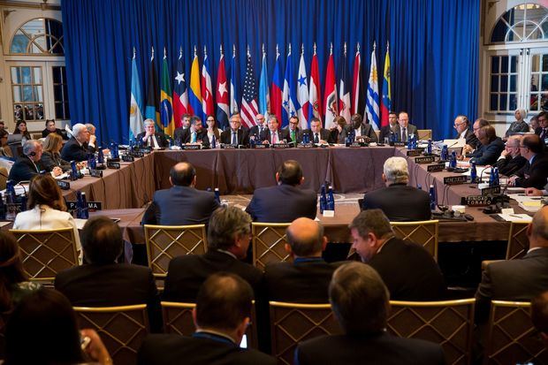 Carlos Holmes Trujillo, canciller colombiano, centro, habla durante una reunión de Ministros de Relaciones Exteriores de los Estados Parte del Tratado Interamericano de Asistencia Recíproca (TIAR) en el Hotel Lotte New York Palace en Nueva York, Nueva York, Estados Unidos.