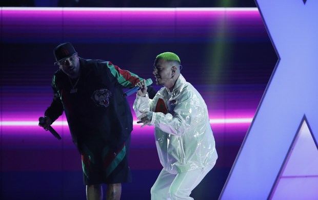 Nicky Jam y J Balvin se presentan durante la 19a ceremonia anual de los Premios Grammy Latinos en el MGM Grand Garden Arena en Las Vegas, Nevada.