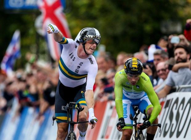 Dennis aguanta el vendaval Evenepoel y reedita su oro mundial en CRI.