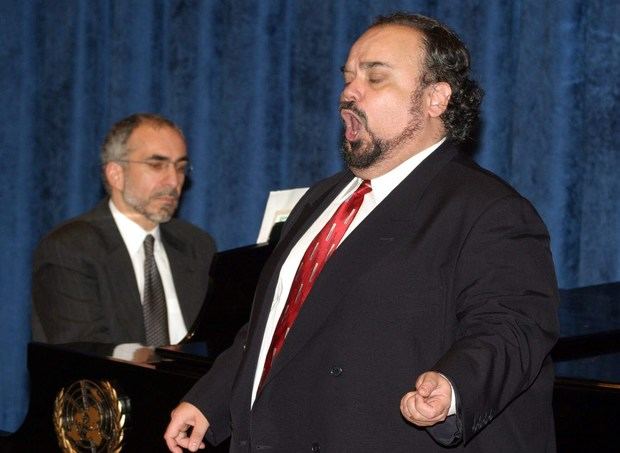 Fotografía de archivo del 6 de diciembre de 2004 muestra al tenor dominicano Francisco Casanova (d) durante la presentación de su disco 'Cuando se quiere de veras' en la sede de las Naciones Unidas, en Nueva York (Estados Unidos). Casanova falleció este jueves en Nueva York tras padecer durante varios años de quebrantos de salud, según confirmaron a Efe fuentes cercanas al artista.