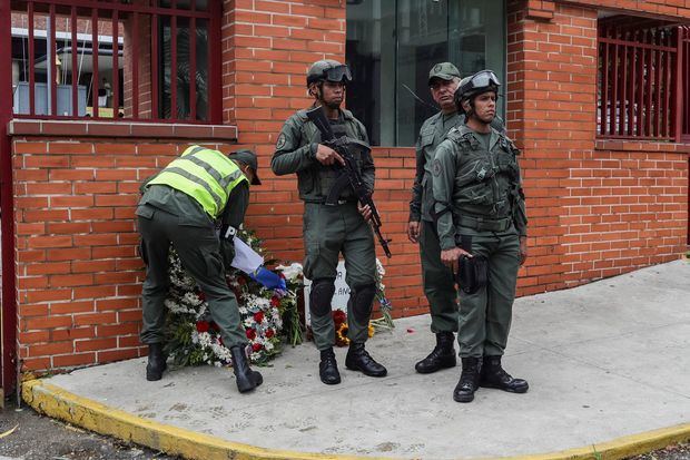 Un militar retiraba ofrendas florales en la entrada del Comando General de la Armada Bolivariana en Caracas, depositadas en honor al capitán venezolano, Rafael Acosta Arevalo,quien falleció el pasado 29 de junio en el Hospital Militar del Ejército, tras ser presuntamente torturado en la sede de la Dirección General de Contrainteligencia Militar (Dgcim). 