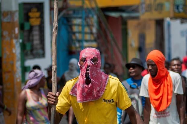 Manifestantes equipados con machetes, piedras, palos y ramas de árboles, marcharon este viernes en Puerto Príncipe (Haití), en dirección a la residencia del presidente de Haití, Jovenel Moise. EFE/ Jean Marc Herve Abelard
República Dominicana refuerza vigilancia en la frontera ante los disturbios en Haití

Al pulsar, contabiliza la descarga Dajabón (R.Dominicana) 27 sep (EFE).- República Dominicana dispuso reforzar la frontera que le separa de Haití ante los violentos disturbios que se registraron este viernes en ese país por la escasez de combustibles y en reclamo de la renuncia del presidente haitiano, Jovenel Moise.

Temática: Disturbios y conflictos ; Agitación civil | Política ; Gobierno | Política ; Asuntos exteriores

