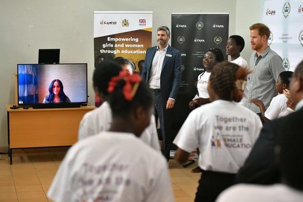 El príncipe Enrique se reúne con el presidente malauí y se ve con Meghan por Skype.