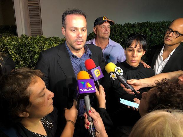 La representante del fallecido cantante mexicano José José, Laura Núñez, y los hijos del artista José Joel Sosa y Marysol Sosa fueron registrados este domingo al atender a la prensa, a las afueras de una comisaría en el condado de Miami-Dade.