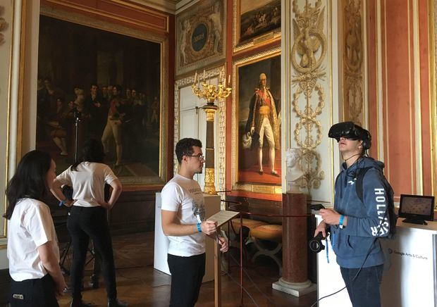 El Palacio de Versalles, una de las mayores atracciones turísticas del mundo, y la plataforma cultural del gigante tecnológico Google han recreado una visita en realidad virtual que permite pasear por la antigua residencia de Luis XIV desde cualquier lugar del mundo. 