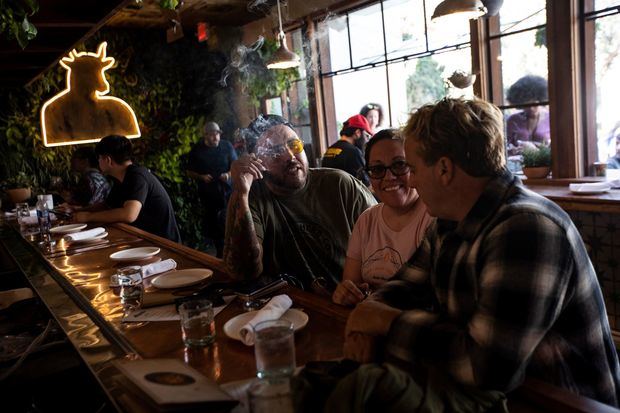 Los clientes se reúnen en Lowell Cafe, el primer café de cannabis que se abre en los EE. UU., el día de la inauguración en Los Ángeles, California, EE. UU., 01 de octubre de 2019.