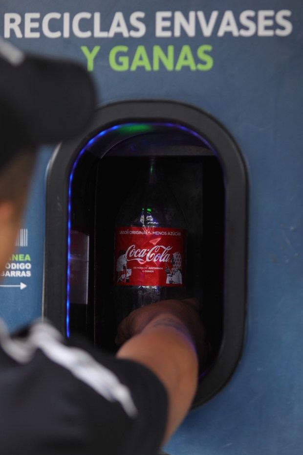 Fotografía tomada el 29 de septiembre de 2019 que muestra a un ciudadano utilizando una de las máquinas recicladoras colocadas en Ciudad de México (México).