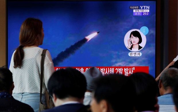 Un grupo de personas atienden en la televisión a la noticia del lanzamiento de un misil norcoreano, ayer, en Corea del Sur. 