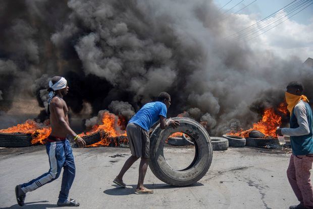 Manifestantes colocan una barricada durante protestas en una calle de la capital de Haití, Puerto Príncipe.