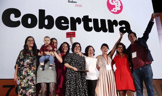 El equipo de A dónde van los desaparecidos, Quinto Elemento Lab (México y Estados Unidos), celebran el premio Gabo en la categoría cobertura, en la séptima edición del Festival Gabo, a lo mejor del periodismo Iberoamericano este jueves, en Medellín (Colombia).