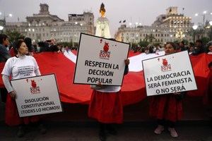 Marchan en respaldo a la decisión presidencial de cerrar el Congreso de Perú
