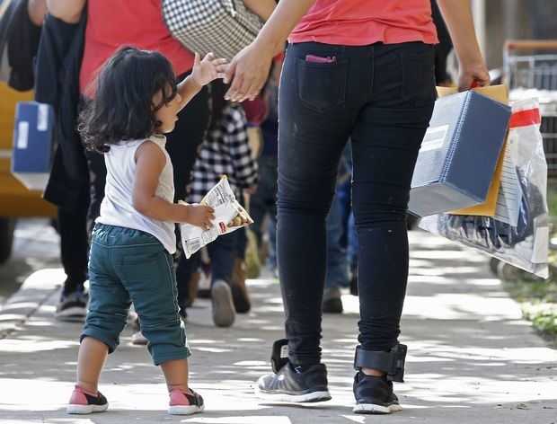 Los demandantes aseguran que la Gobierno separó aproximadamente 4.000 menores de sus padres después que cruzasen la frontera de manera ilegal, muchos de los cuales centroamericanos que llegaron a EE.UU. para pedir asilo.