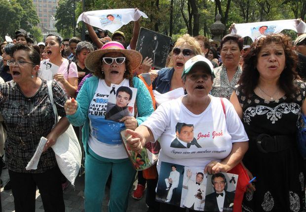 Seguidores de José José acuden al ' Macrokaraoke' este viernes, en la Alameda Central de Ciudad de México (México). Fanáticos e imitadores de José José recordaron este viernes al cantante con un macrokaraoke, organizado por la Secretaría de Cultura de Ciudad de México en la Alameda Central, mientras en Miami (Florida, EE.UU.) se realizaban las primeras exequias del artista, fallecido hace casi una semana.