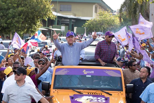 Leonel Fernández concluye campaña a las primarias en un recorrido popular