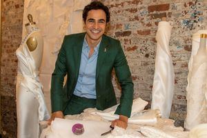 El diseñador Zac Posen posa durante la presentación de su colección para Pronovias, este sábado en Nueva York (EE.UU.).