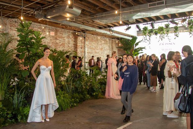 Una modelo luce una prenda de la colección 'White One', este sábado en Nueva York (EE.UU.). 