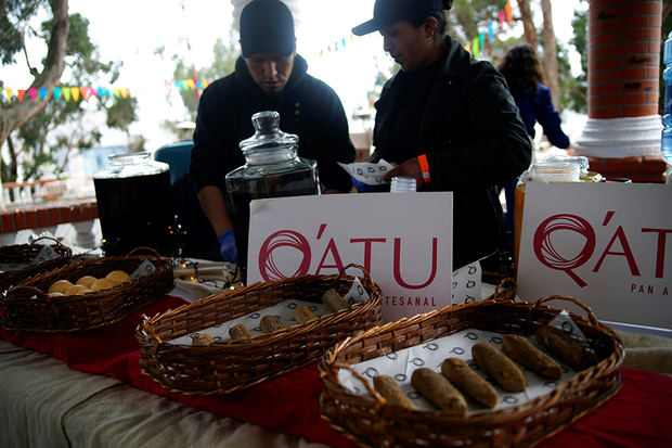 Clientes y vendedores negocian este sábado productos gastronómicos bolivianos durante un festival en La Paz (Bolivia).
