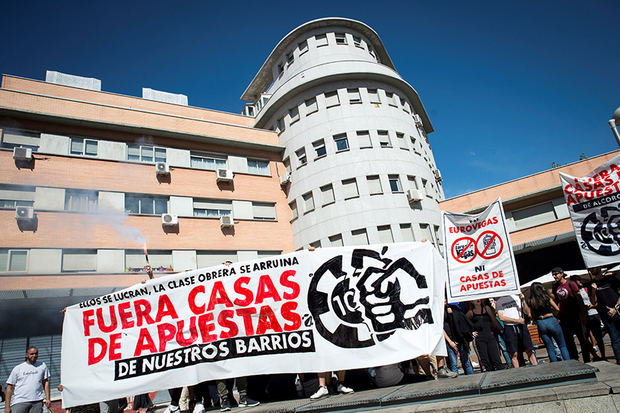 Encabezada por una pancarta en la que reza el lema 'Fuera casa de apuestas de nuestros barrios', la marcha ha arrancado pasado el mediodía de la glorieta de Cuatro Caminos y concluirá en Tetúan tras recorrer una parte de la calle Bravo Murillo, donde se han abierto numerosas casas de apuestas, alguna cercana a centros educativos. 