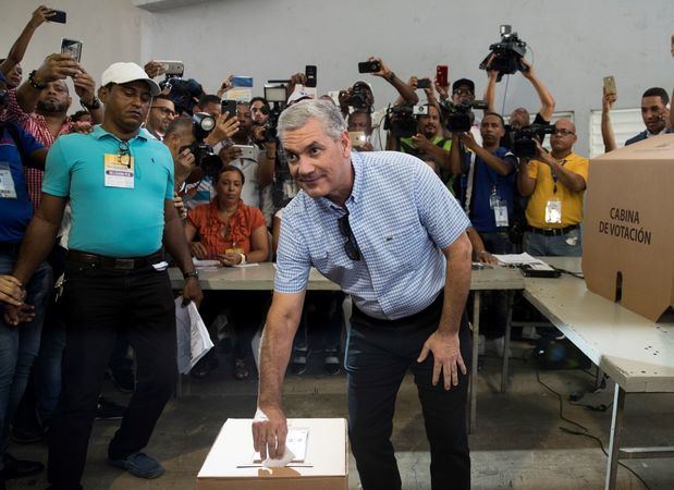 Los principales precandidatos a la Presidencia de República Dominicana votaron este domingo en las elecciones primarias que celebran de forma simultánea los partidos Revolucionario Moderno (PRM) y de la Liberación Dominicana (PLD). 