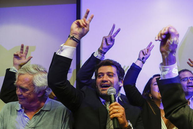 El líder de Chega, partido de ultraderecha, Andre Ventura (c), celebra los resultados obtenidos por su partido en las elecciones legislativas portuguesas.