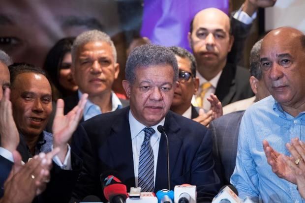 Leonel Fernández, expresidente y precandidato presidencial del oficialista Partido de la Liberación Dominicana (PLD), habla durante una rueda prensa el pasado domingo en Santo Domingo (República Dominicana). 