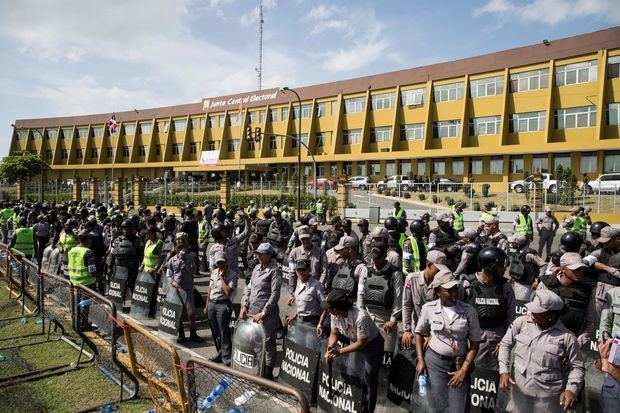 Cientos de seguidores de Leonel Fernández, expresidente de la República y precandidato presidencial del oficialista Partido de la Liberación Dominicana (PLD), se manifiestan este martes frente a la sede de la Junta Central Electoral para reclamar contra los resultados de las primarias del pasado domingo, en Santo Domingo (República Dominicana).