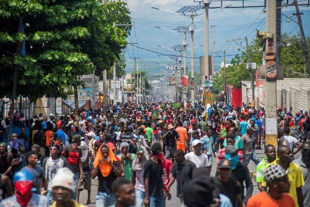 Haití vive una grave crisis política y económica, que se agravó a mediados de agosto por el desabastecimiento de combustible, lo que ha desencadenado protestas violentas. 