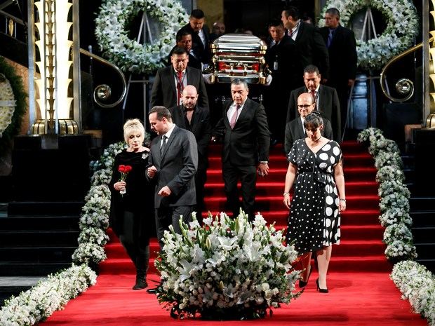 El féretro con parte de las cenizas del cantante mexicano José José llega a su homenaje este martes, en el Palacio de Bellas Artes, en Ciudad de México (México).